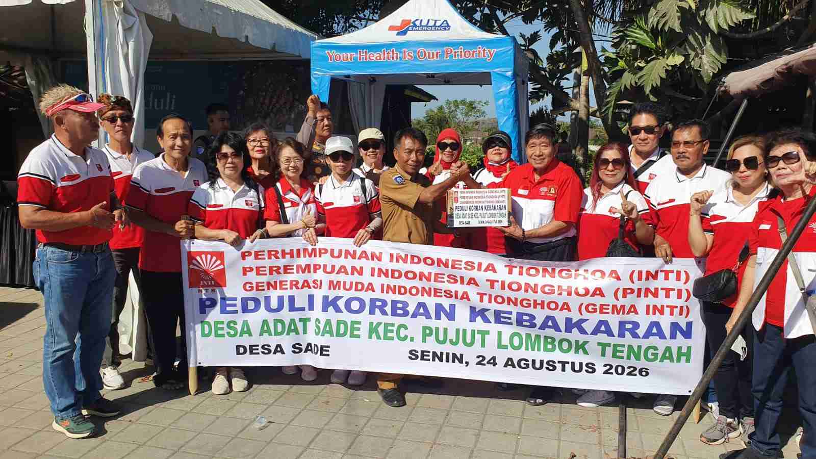 INTI NTB Salurkan Bantuan untuk 79 KK Korban Kebakaran Desa Adat Sade, Berisi 400 Pakaian hingga 150 Dus Air Mineral