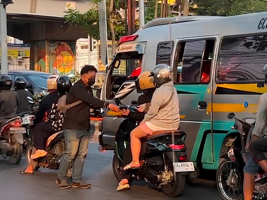 Relawan Bagikan Masker di Bawah Flyover Banjarmasin, Antisipasi Kabut Asap Karhutla Kalsel