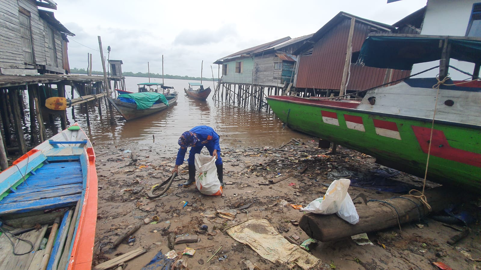 Personel Ditpolairud Polda Kalteng Ajak Warga Pegatan Bersihkan Sampah di Pesisir DAS Katingan