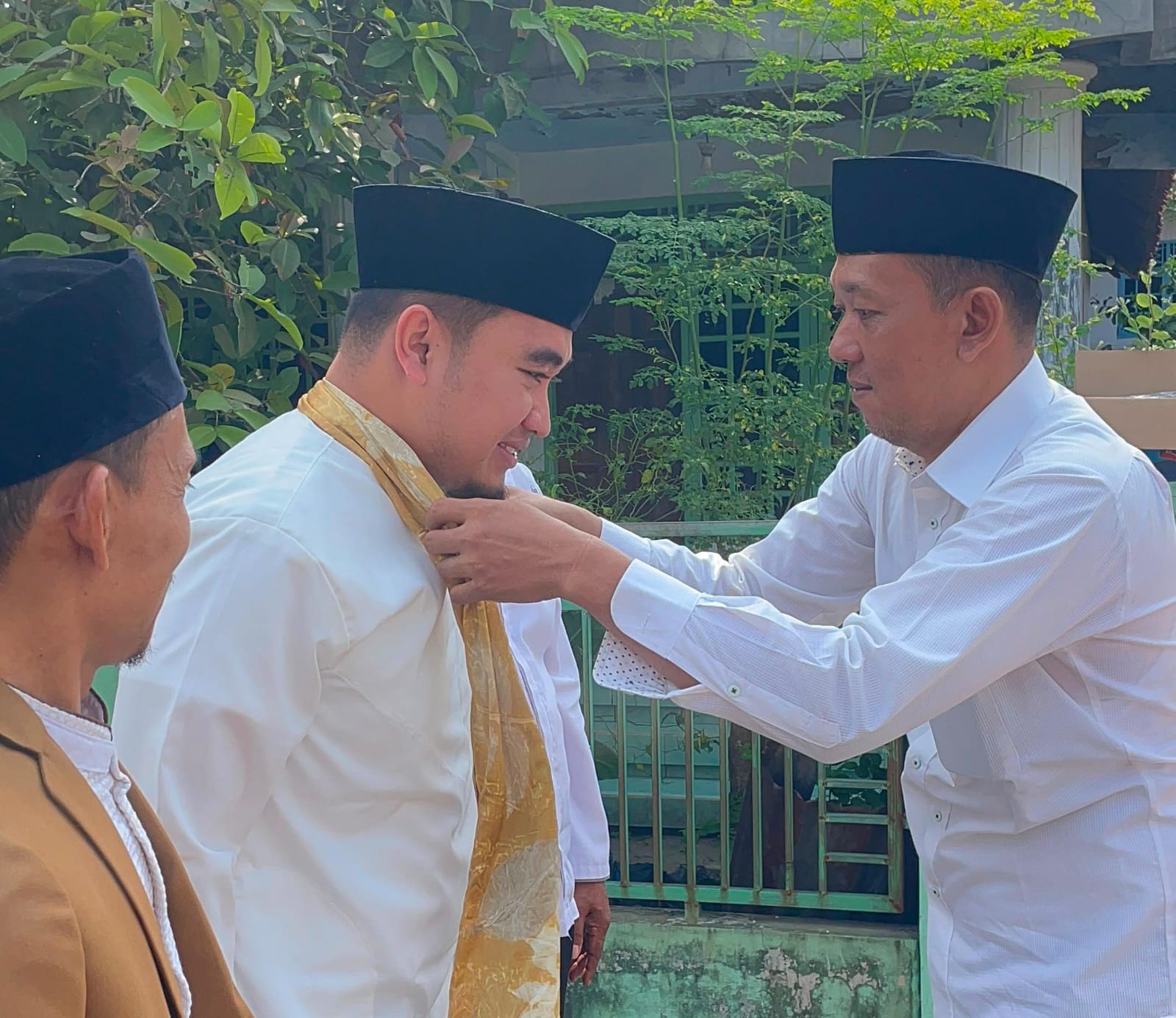 Wali Kota Cilegon Robinsar Disambut Marawis dan Selempang Kehormatan Warga Kapudenok Julalen di Maulid Nabi