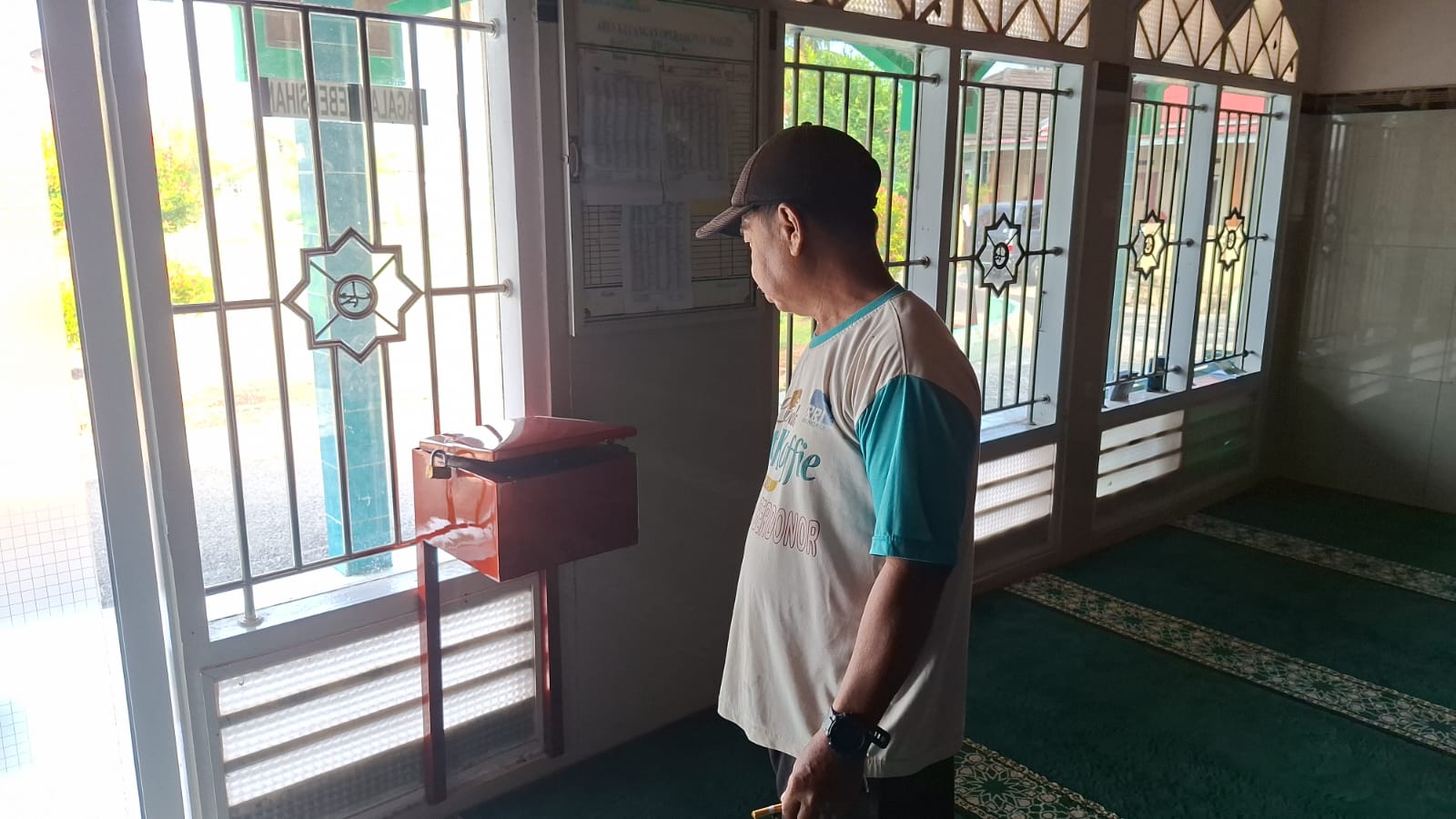 Pria di Kota Bengkulu Bobol Kotak Amal Masjid Sambil Bawa Peralatan Pancing, Aksi Terekam CCTV