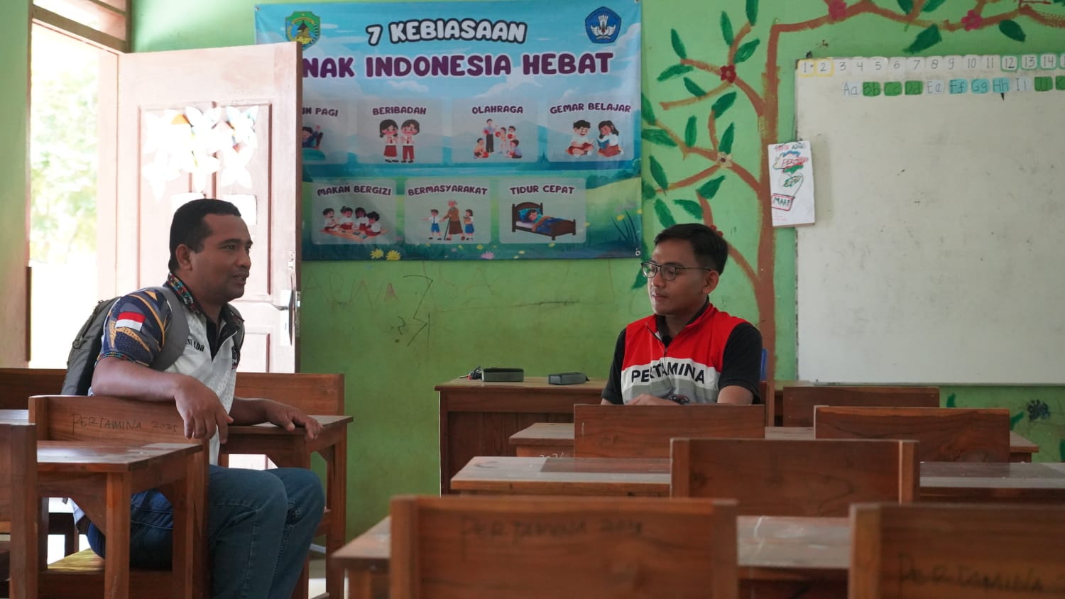 Pertamina Kirim 39 Meja dan 70 Kursi Baru ke SDN Batu Cermin, Ganti Bangku Rapuh