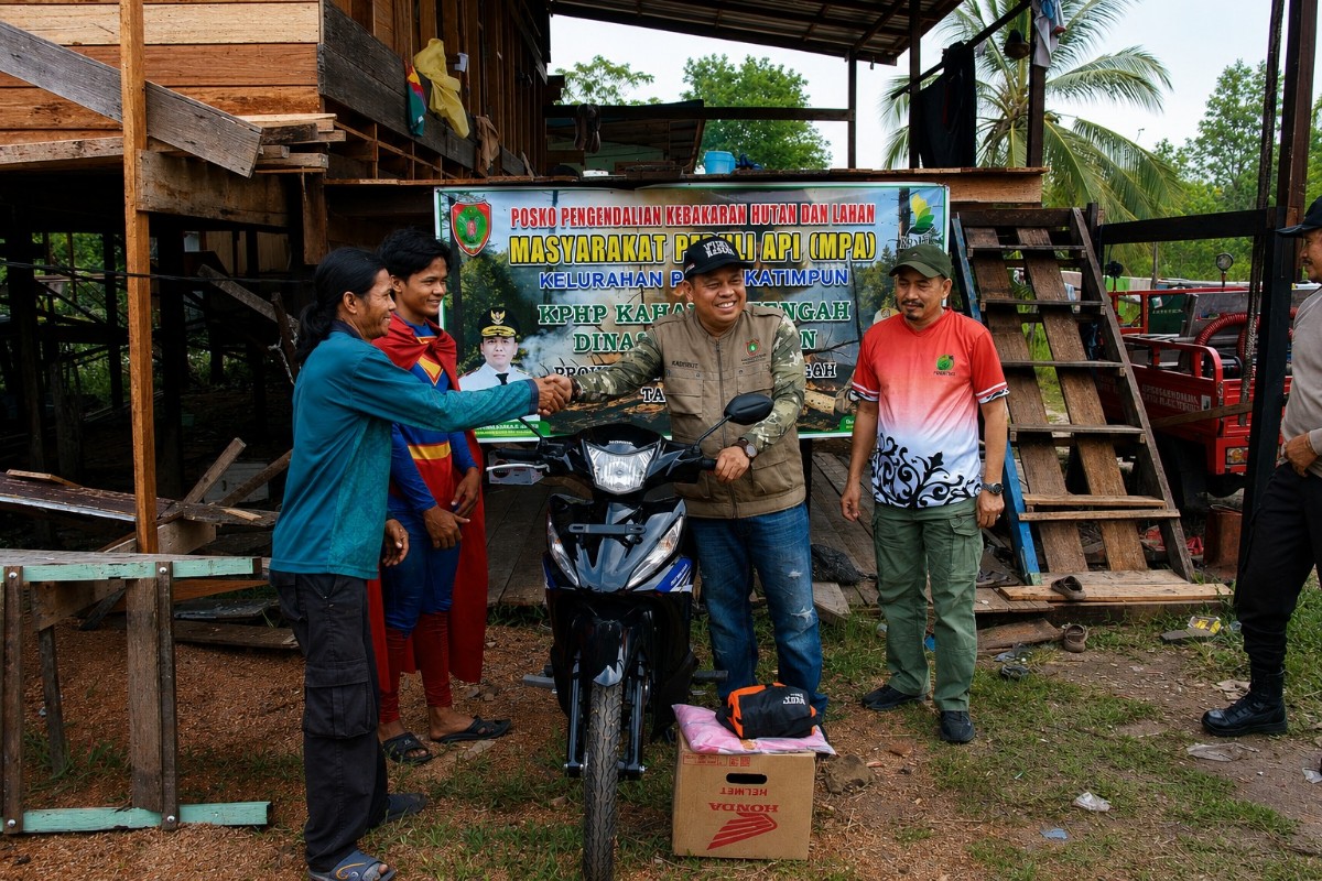 Gubernur Kalteng Beri Motor ke Pemuda Palangka Raya yang Padamkan Karhutla Pakai Kostum Superman