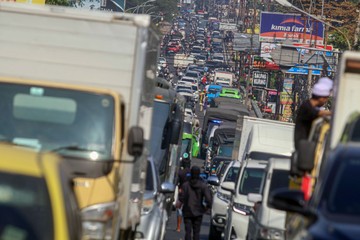 Jalur Puncak Bogor Macet Parah saat Libur Maulid, Polisi Berlakukan One Way Situasional