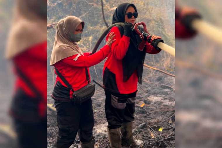 Dua Srikandi KPH Mempawah Turun ke Lokasi Karhutla di Sekabuk, Buktikan Perempuan Bisa di Garda Depan