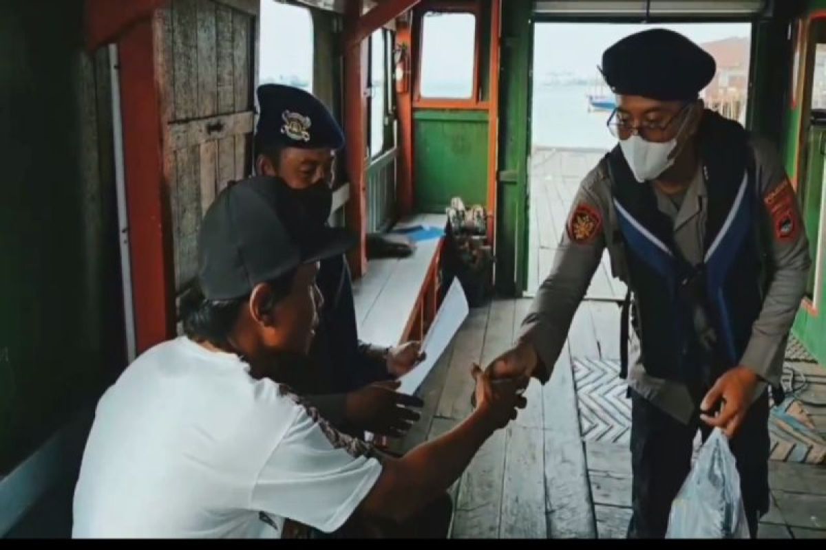 Satpolairud Banjarmasin Perluas Sosialisasi Maklumat Kapolda Kalsel ke Warga Bantaran Sungai Mantuil, Bagikan Masker Antisipasi Karhutla