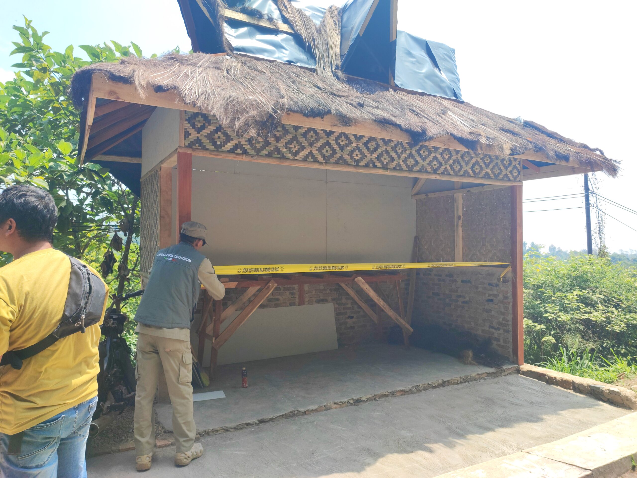 Satpol PP Jabar Tertibkan Puluhan Pedagang di Jalur Subang–Bandung, 5 Bangunan Liar di Lahan PTPN Disegel