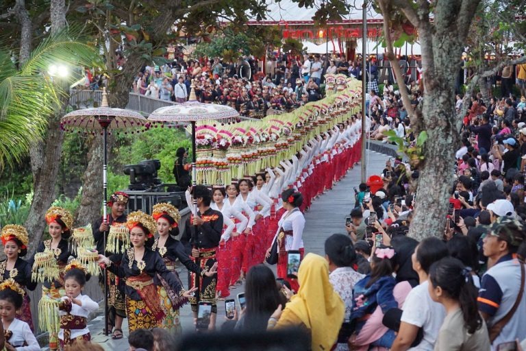 Parade Gebogan 15 Banjar hingga Kuliner Langka Ramaikan Tanah Lot Art & Food Festival ke-7 di Tabanan
