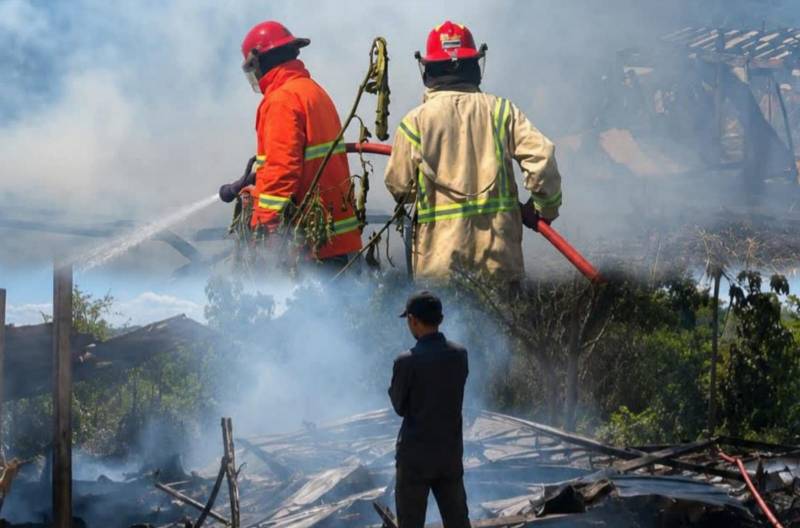 Kebakaran Hanguskan Tiga Basecamp Tukang dan Tiga Rumah di BTN A99 Corp Land Punggolaka Kendari