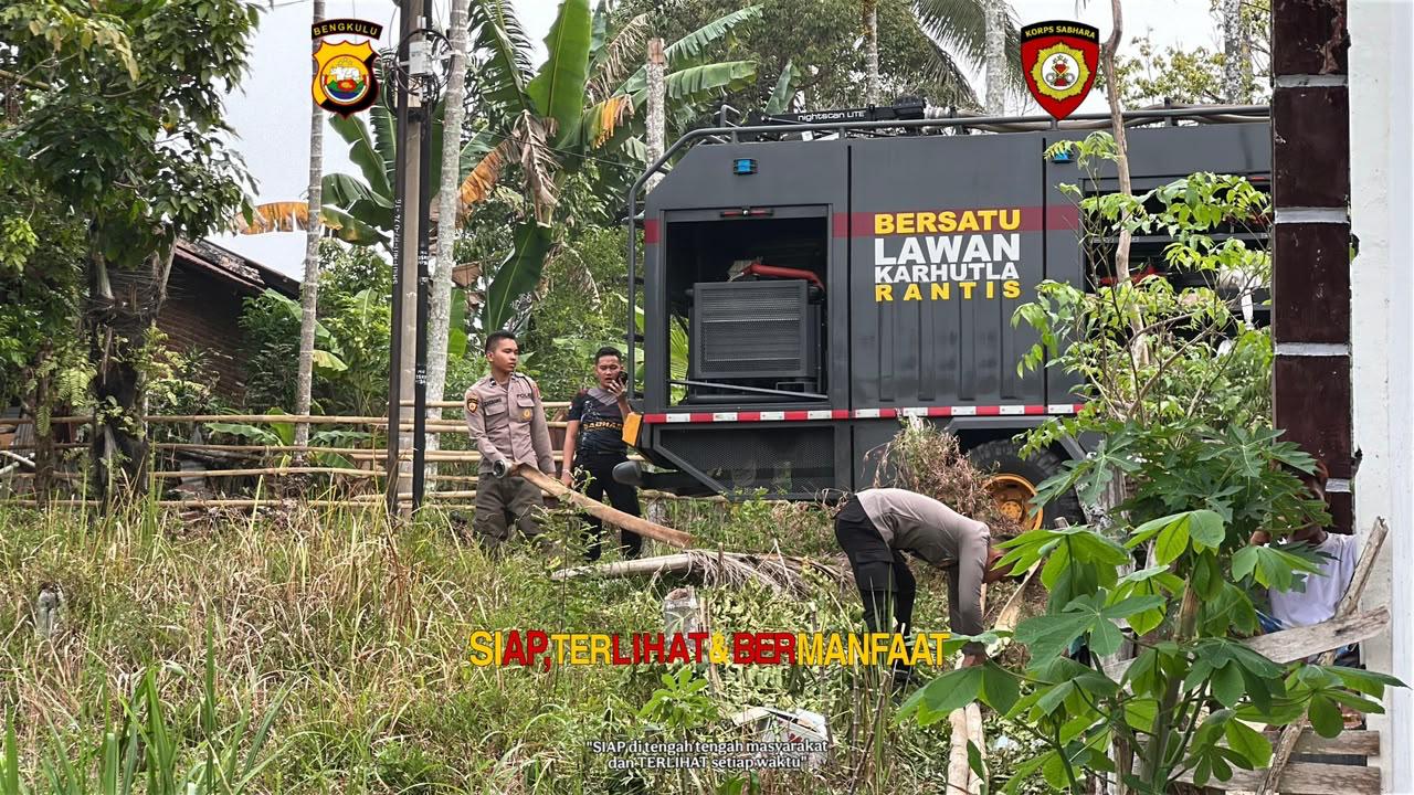 Personel Dit Samapta Polda Bengkulu Salurkan Air Bersih ke Desa Dusun Tiga untuk Warga yang Butuh Pasokan saat Kekeringan