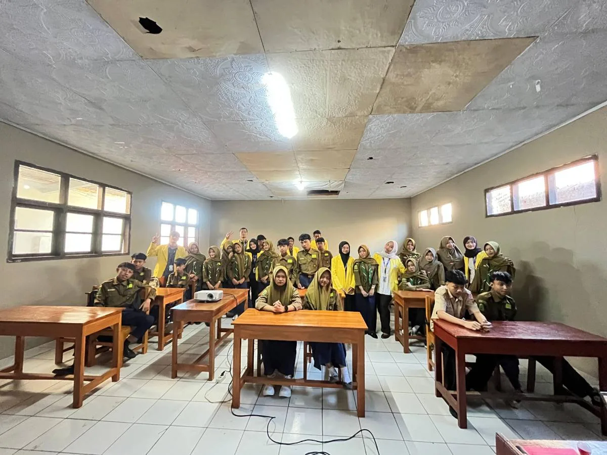 Mahasiswa KKN UNNES di Sragen Kenalkan Panel Surya dan PLTB ke Siswa MTs Muhammadiyah 3 Ngargosari