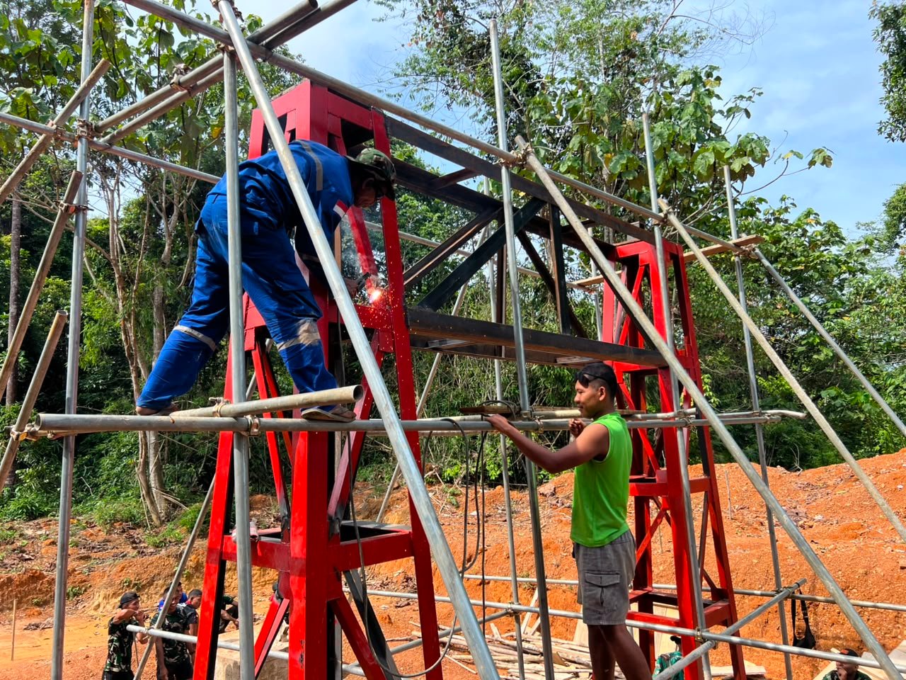 Dandim Tana Tidung Pantau Pengelasan Tower Jembatan Perintis Garuda, Target Percepatan Penyelesaian Konektivitas Betayau