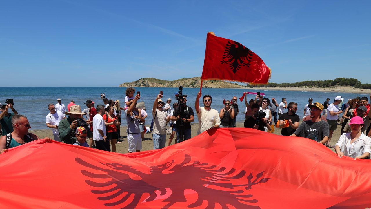 Revolusi Flamingo di Albania: Warga Protes Proyek Mewah di Pulau Sazan