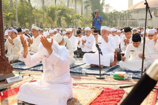 Salat Istisqa di Masjid Raya Sabilal Muhtadin Banjarmasin, Gubernur Kalsel Muhidin: Kita Butuh Hujan untuk Padamkan Karhutla