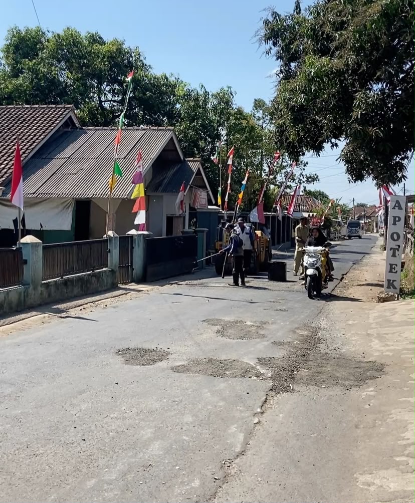 Jalan Rusak Babakanreuma-Sidaraja di Kuningan Akhirnya Diperbaiki, Pemkab Kucurkan Rp 400 Juta untuk Penambalan