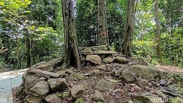Gunung Tangkil Sukabumi Tercemar Pakaian Dalam, Situs Megalitikum Terancam Ritual Menyimpang