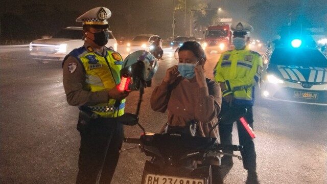 Polisi Bagikan Masker di Tengah Kabut Asap Pekanbaru, Warga Diimbau Kurangi Aktivitas di Luar Rumah
