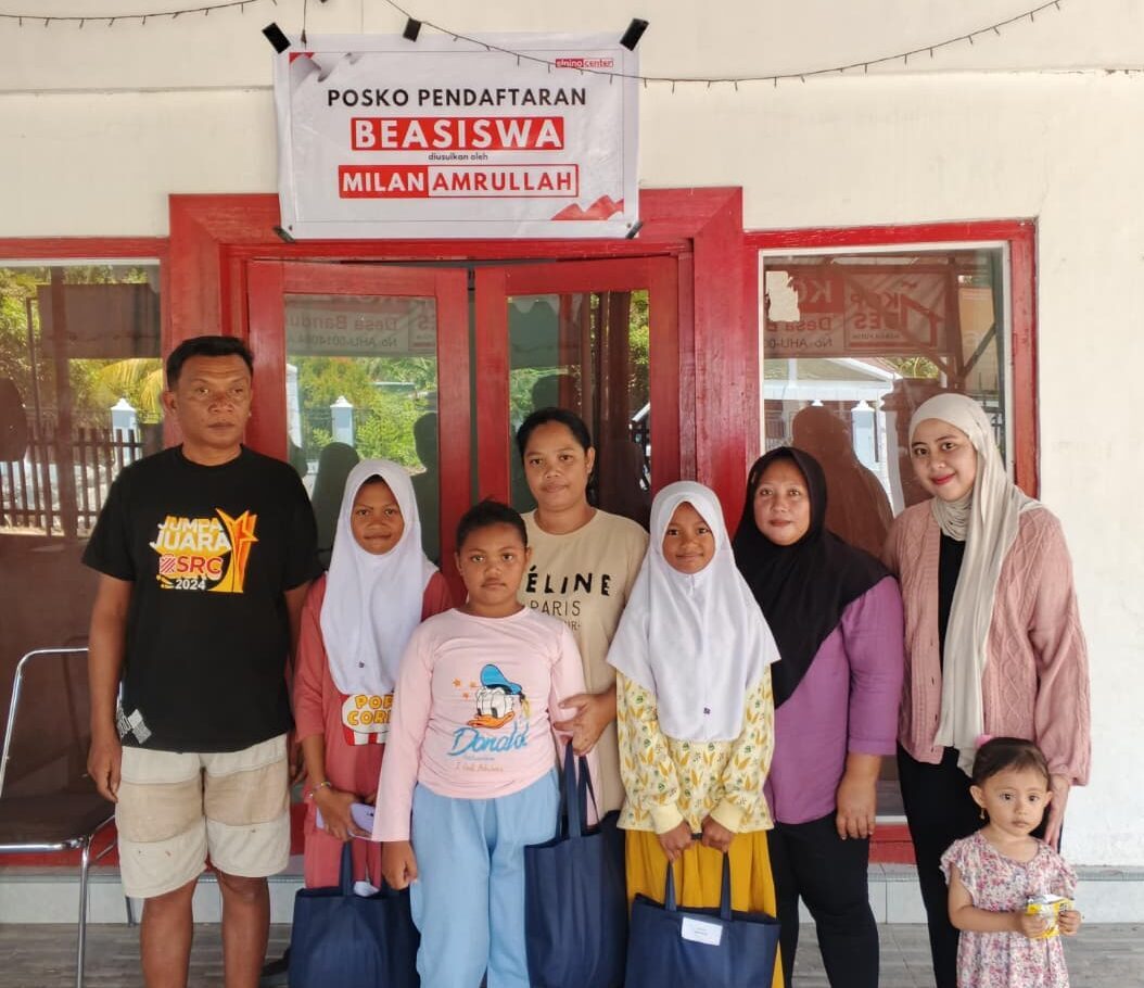 Posko Beasiswa Milan Amrullah di Bone Bolango Sasar Anak Kurang Mampu, 100 Paket Seragam Dibagikan ke Desa Mongiilo