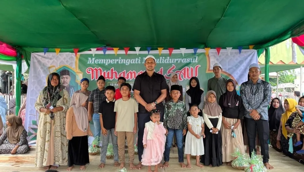 Peringatan Maulid di Tanjong Meunye, Anggota DPRK Aceh Utara Zulkifli dan Pemdes Salurkan Santunan untuk Anak Yatim