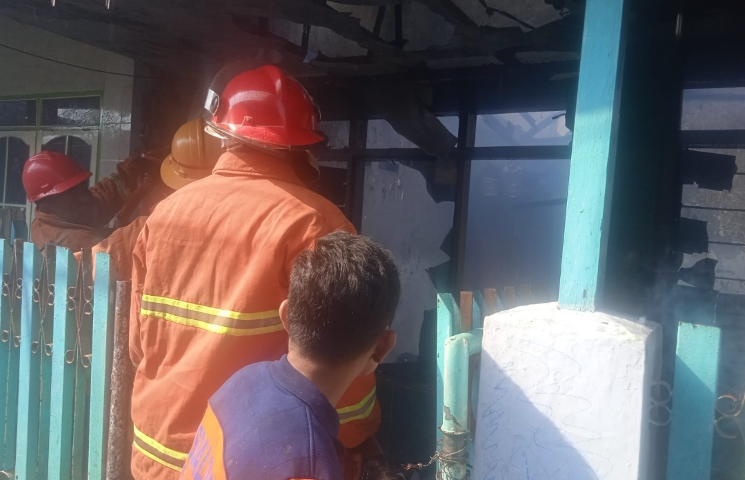 Rumah di Mandaranrejo Kota Pasuruan Terbakar Siang Ini, Damkar Kerahkan Tiga Armada Pemadam