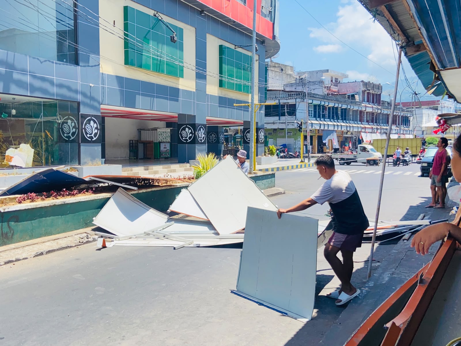 Sisa ACP PGM Ternate Kembali Jatuh, Warga Tutup Jalan Utara Plaza Gamalama Modern
