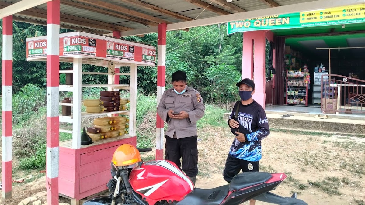 Personil Polsek Silat Hulu Turun ke Kios, Cek Stok dan Harga BBM Eceran di Dangkan Kota
