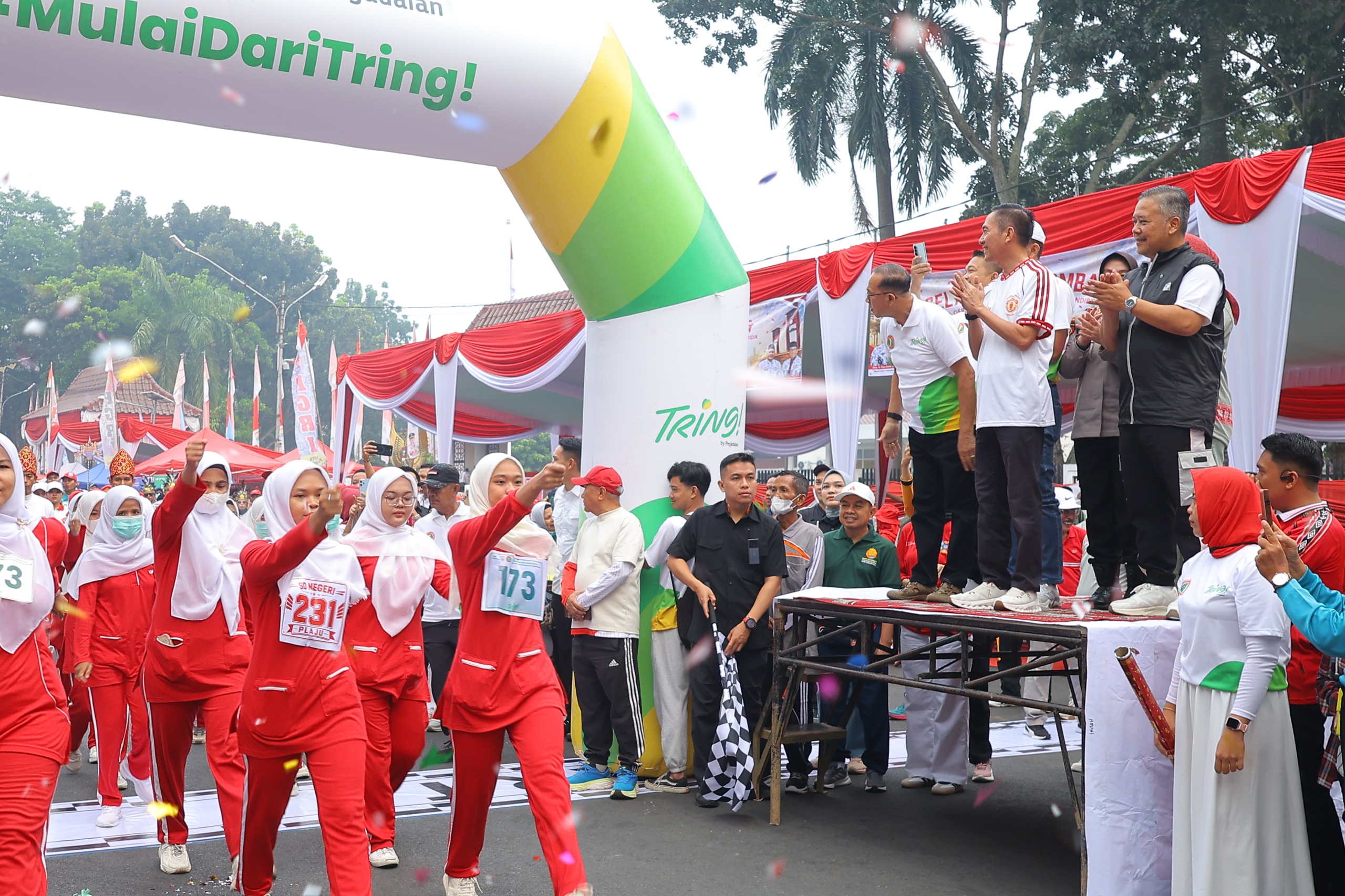 Ribuan Guru Palembang Meriahkan Gerak Jalan PGRI HUT ke-81 RI, Wali Kota Tekankan Sportivitas dan Kenangan Jasa Pahlawan