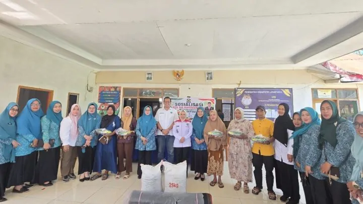 Ketua TP PKK Jeneponto Dorong Pemanfaatan Pekarangan untuk Cegah Stunting, Bantuan Bibit Diserahkan ke Keluarga Berisiko di Desa Paitana