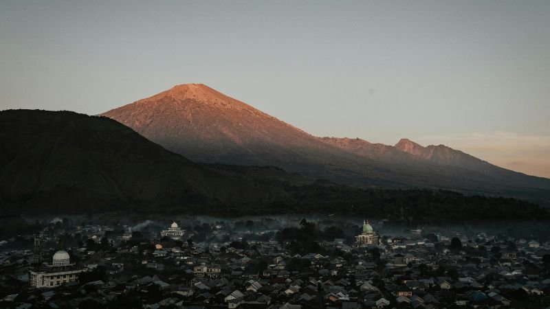 5 Gunung Api di Indonesia Alami Erupsi Beruntun, Rinjani Masih Berstatus Waspada Level II