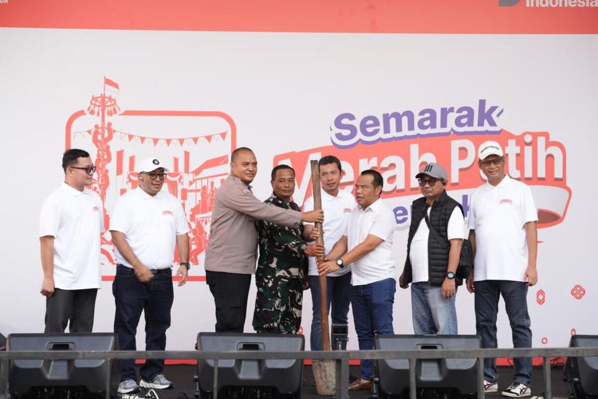 BRI Region 6 Rayakan HUT ke-81 RI di Pasar Malaka Rorotan, RCEO Hendra Winata Buka Kegiatan dengan Penumbukan Padi