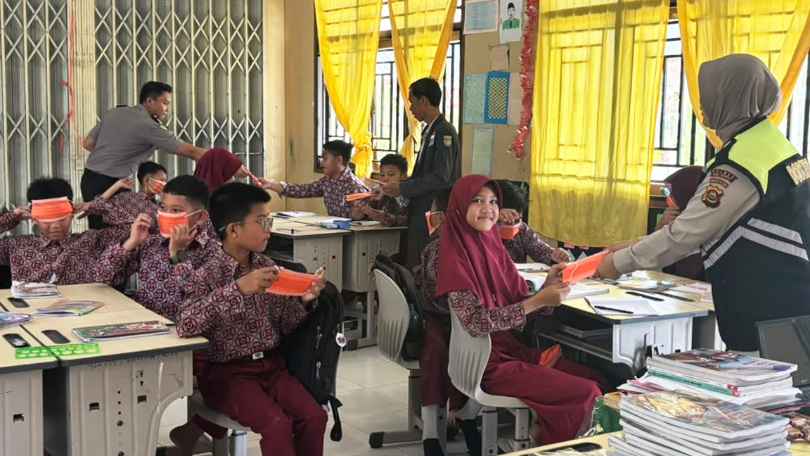 Polres Musi Rawas Bagikan Masker dan Gelar Cek Kesehatan Gratis untuk Lansia dan Pelajar SD di Tengah Kabut Asap Karhutla