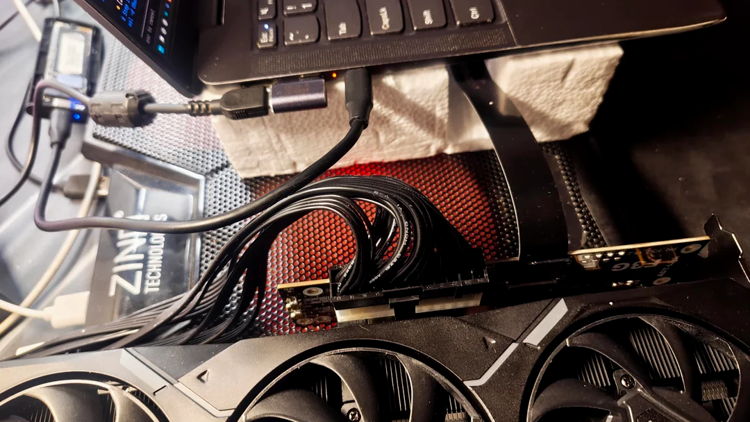 Modifikasi Ekstrem: Laptop Lenovo Yoga Disulap Jadi Desktop untuk AI dengan Radeon RX 7900 XT