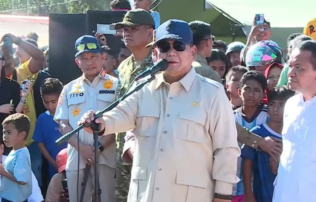 Prabowo Temui Pengungsi Gempa NTT di Nagekeo, Sampaikan Belasungkawa dan Jamin Bantuan Pemerintah