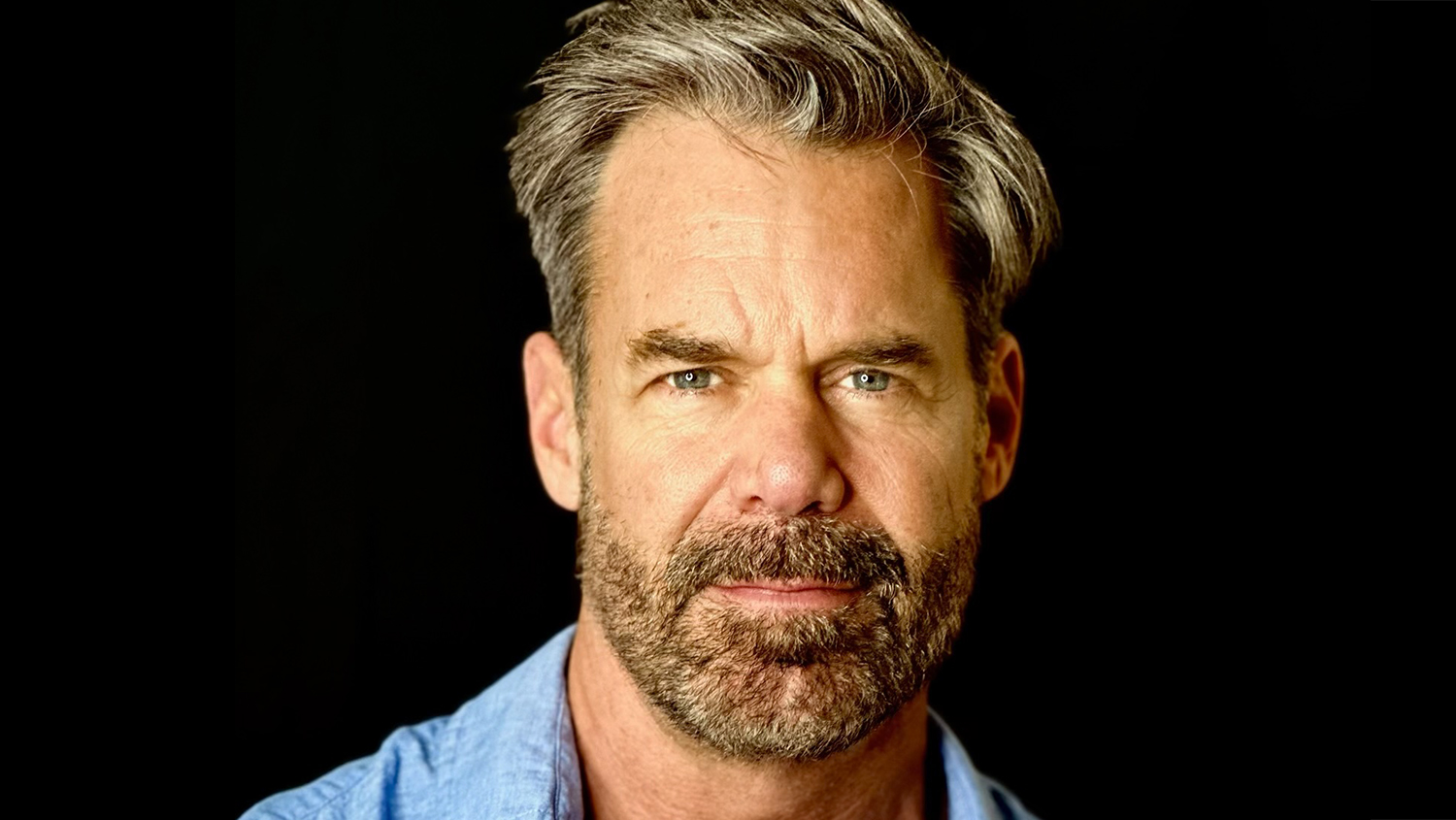 Tuc Watkins Gabung Serial Komedi Romantis Prime Video 'Escorted' Karya Brett Goldstein