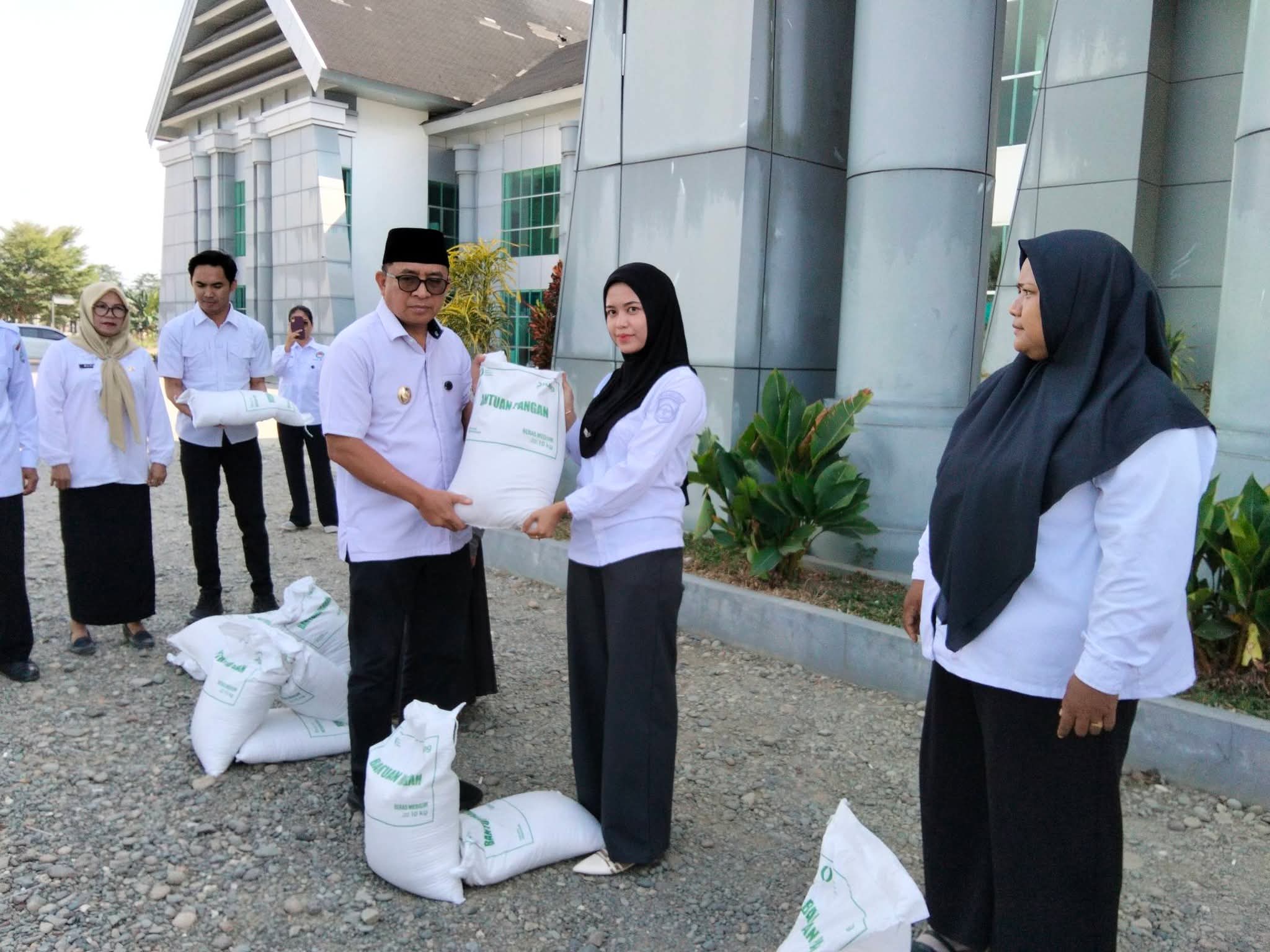 Pemkab Mamuju Tengah Salurkan 81 Ton Beras Bantuan Pangan untuk 2.726 Warga Topoyo, Tahap Awal Program 5 Kecamatan