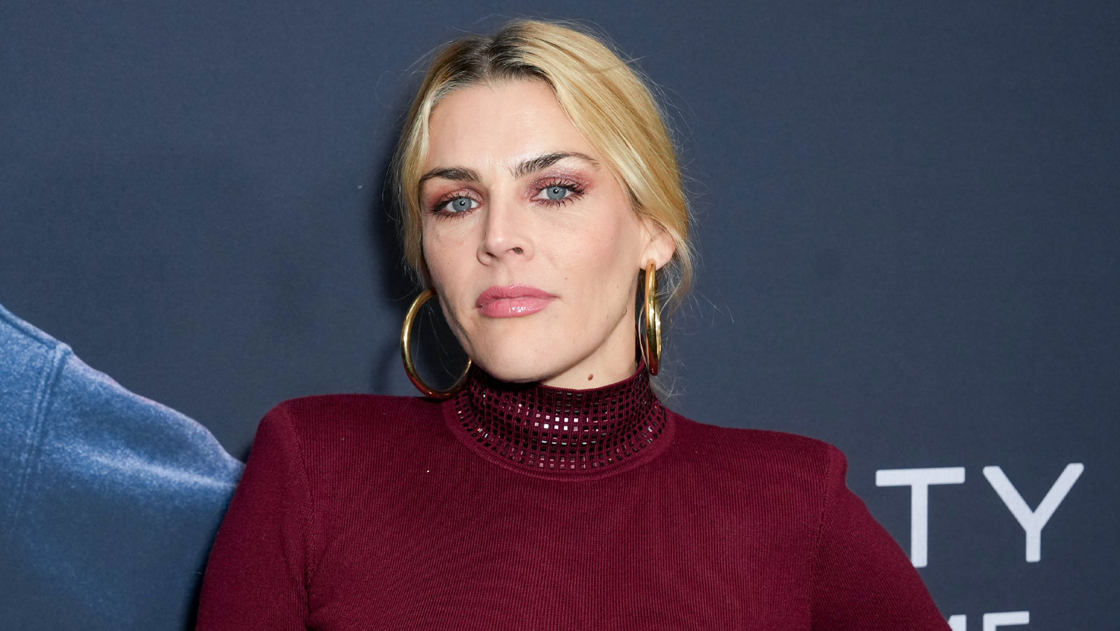 Busy Philipps Buka Suara soal Tumor Otak Ganas yang Diangkat Sebulan Sebelum Syuting Serial Baru