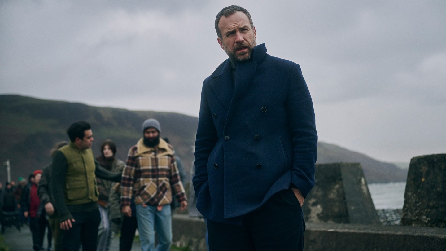 Under Salt Marsh Dapatkan Season 2, Rafe Spall Syuting di Skotlandia 2027