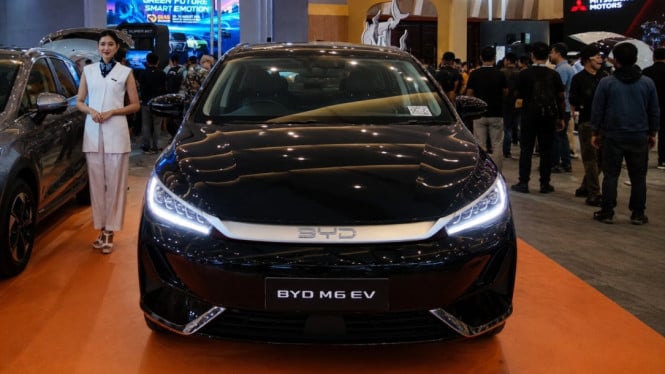 BYD M6 EV Standard 58 kWh Meluncur di GIIAS Surabaya 2026, Harga Rp 403 Juta