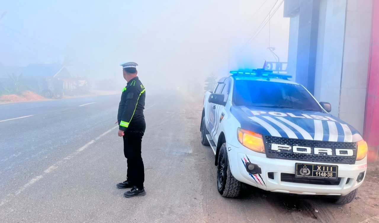 Polres Tanah Laut Siagakan Personel Satlantas di Lima Titik Rawan Kabut Asap, Pengendara Diminta Kurangi Kecepatan