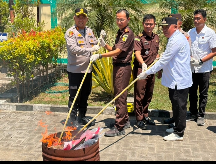 Kejari Bolmut Musnahkan 36 Helai Pakaian dan Parang dari Perkara Inkrah, Kapolres: Bentuk Sinergitas Penegakan Hukum