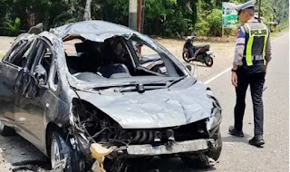 Honda Jazz Tabrak Warung hingga Terguling di Padang Pariaman, Empat Orang Dilarikan ke RS dengan Patah Tulang