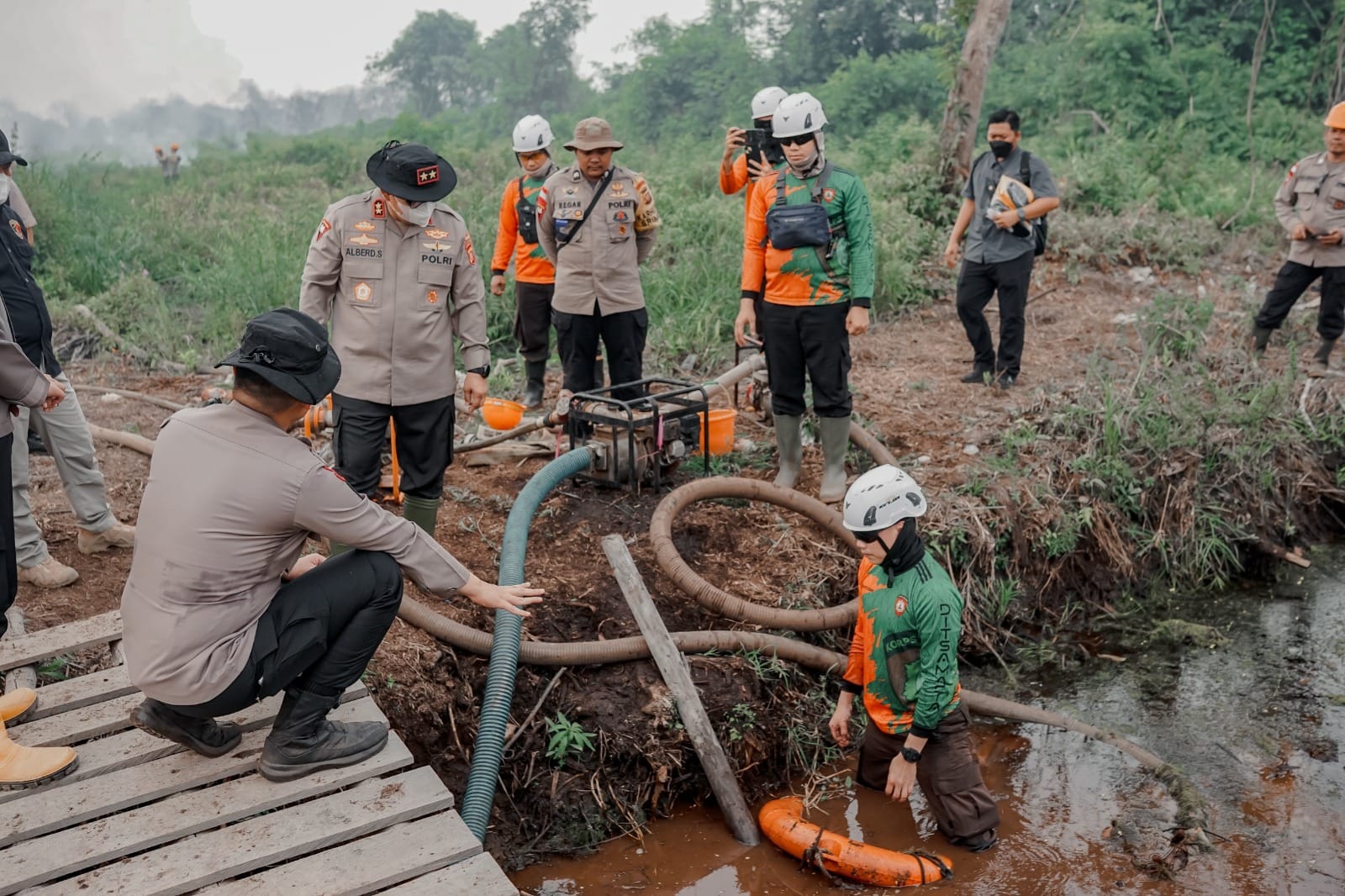 Kapolda Kalbar Turun ke Lahan Gambut Terbakar di Kubu Raya, 20 Hektare Hangus dan Masih Menyisakan Bara