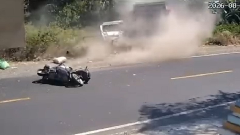 Kecelakaan Beruntun di Sampang Libatkan Truk Boks dan Sepeda Motor, Terekam CCTV