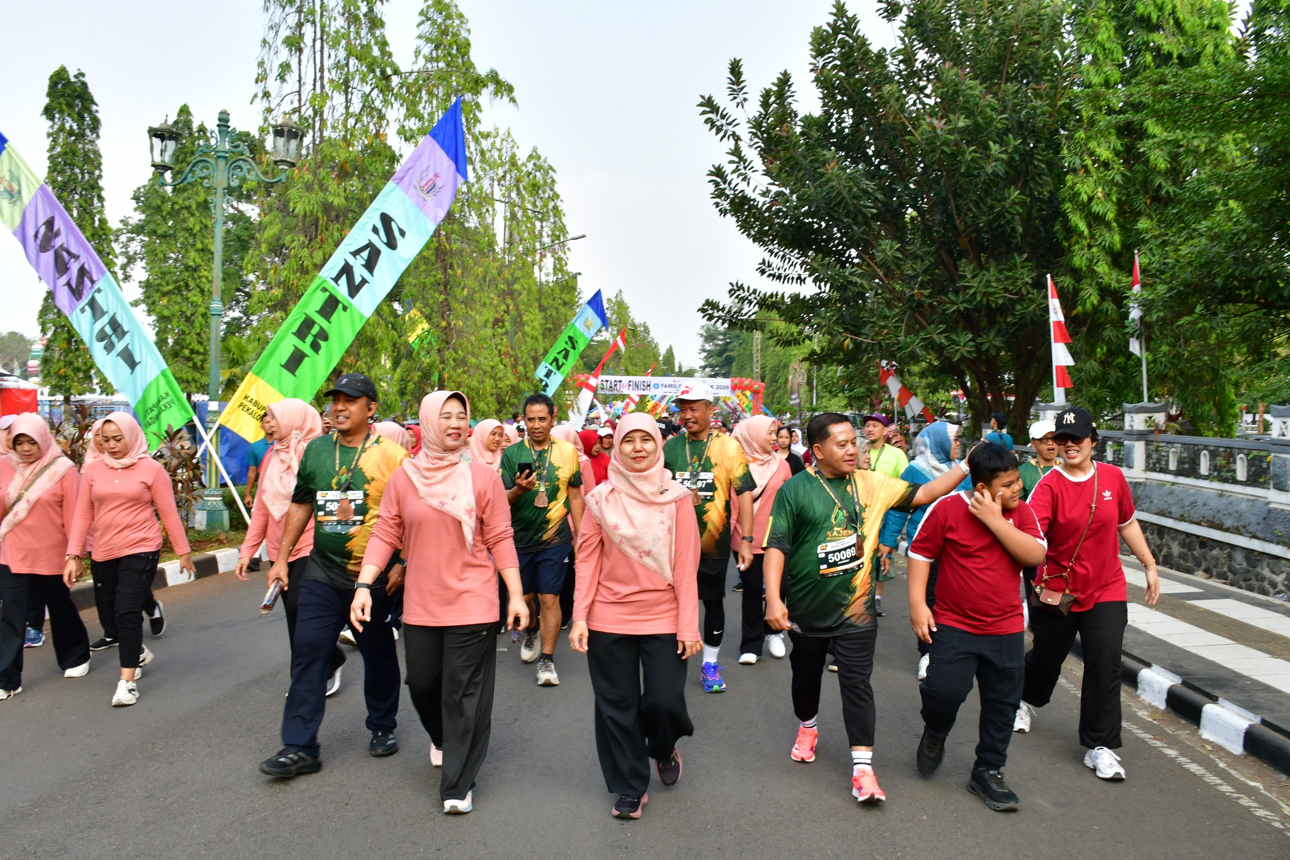 Plt Bupati Pekalongan Sukirman Ajak Ribuan Warga Jaga Solidaritas Lewat Family Walk di Alun-alun Kajen