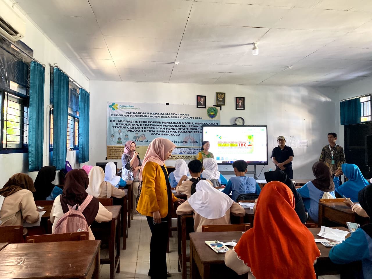 Poltekkes Kemenkes Bengkulu Bekali Pelajar SMPN 19 dan SDN 77 Kota Bengkulu Soal Etika Batuk dan Pencegahan TBC