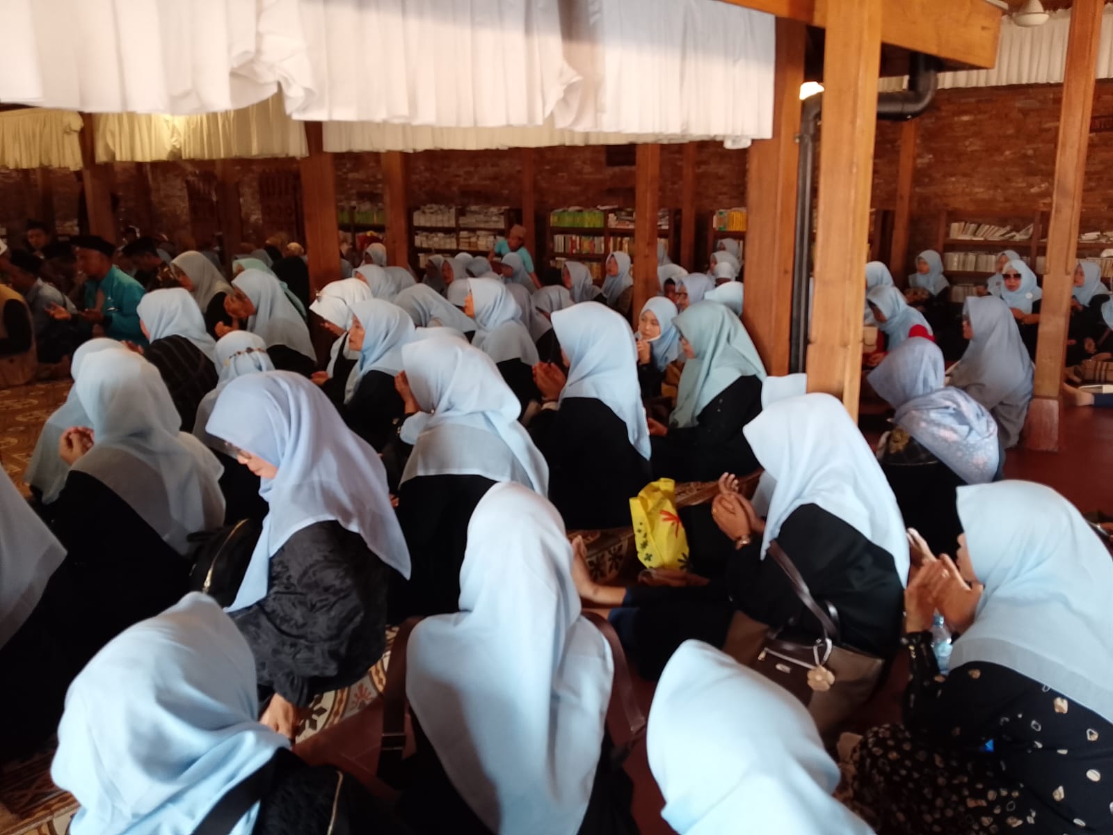 Ratusan Jamaah PCNU Kabupaten Serang Ziarah ke Sunan Kudus Sebelum Ikut Pembukaan Muktamar NU ke-35 di Jombang