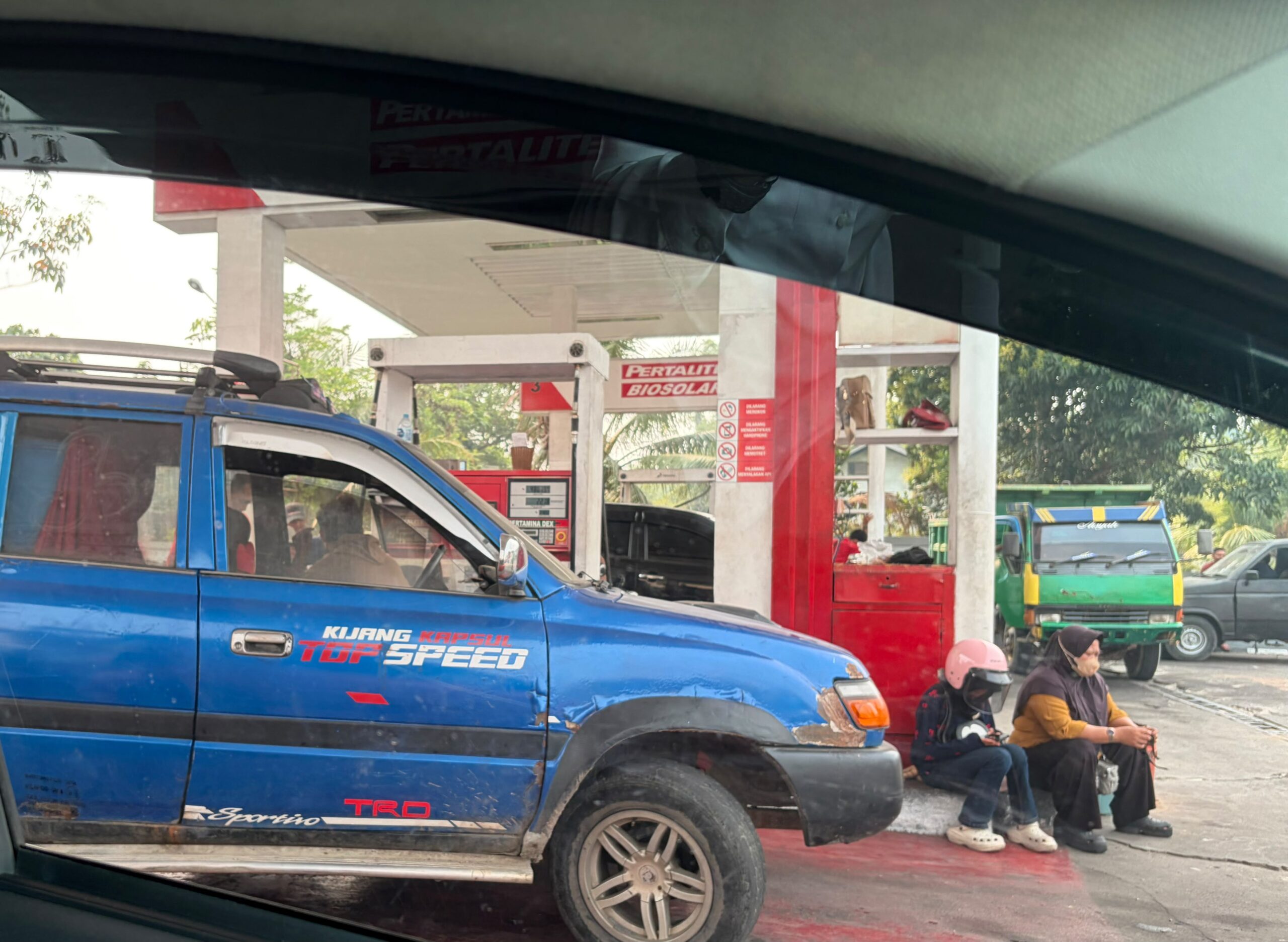 Antrean BBM di SPBU Sintang Mengular hingga 2 Jam, Warga Keluhkan Pembeli Pakai Drum