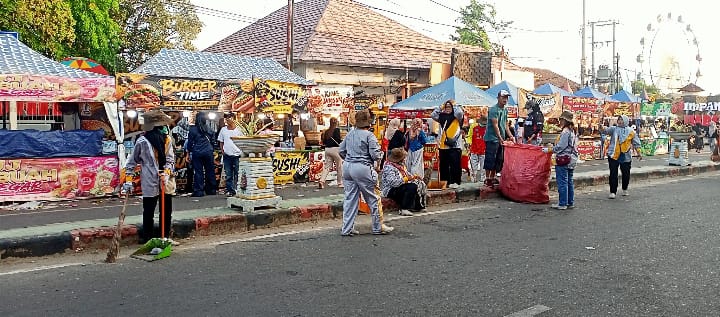 Pasukan Kuning DLH Bangka Selatan Berjibaku Bersihkan Toboali Usai Peringatan HUT ke-81 RI, Puluhan Karung Sampah Diangkut