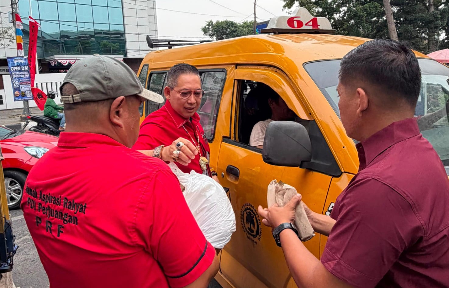 Ketua DPRD Medan Wong Chun Sen Bagikan 100 Nasi Kotak ke Sopir Angkot dan Ojek Online saat Maulid