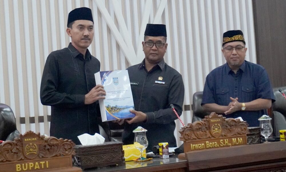 Bupati Banjar Sampaikan Jawaban Atas Pemandangan Umum Fraksi DPRD, Target Pendapatan APBD 2027 Capai Rp 1,82 Triliun